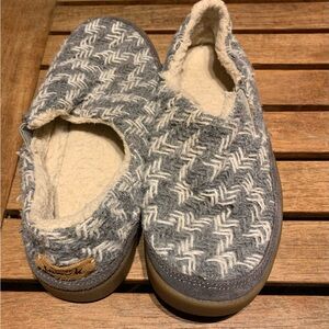 Sanuk Gray and Cream Fuzzy Cozy Vibe Slippers GUC Women’s Size 8